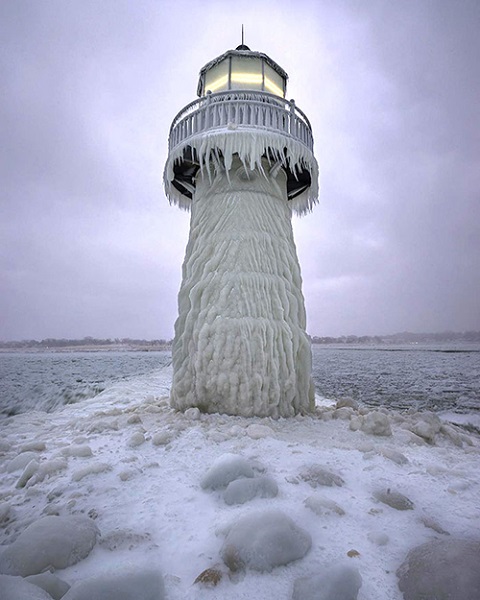 Băng tuyết cũng làm ngọn đèn hải đăng ở St Joseph Michigan hoá đá. Đây là địa điểm được nhiều người tìm tới mỗi khi có đợt lạnh kỷ lục, bởi hình dáng của công trình này trong băng giá gợi nhắc tới những câu chuyện thần thoại.