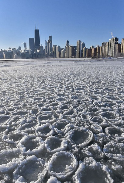 Mặt biển ở vùng vịnh gần North Avenue Beach (Chicago) lại đóng băng thành vô vàn "những chiếc bánh pancake bằng băng" rất độc đáo.