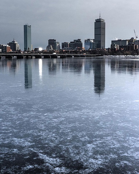 Ở Boston, mọi thứ cũng không khá khẩm hơn khi dòng sông chảy qua trung tâm thành phố cũng biến thành một lớp băng dày như tủ đá.
