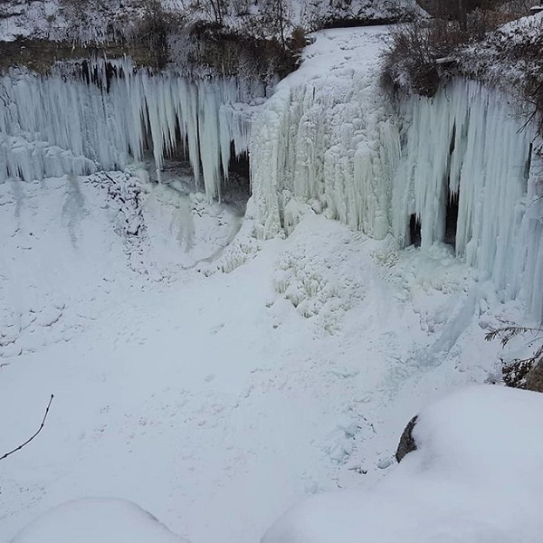Không chỉ thác Niagara ở biên giới Mỹ - Canada mà ngay cả thác Minnehaha trong công viên Minnehaha Park (Minneapolis, Minnesota) cũng trở thành vương quốc băng giá.
