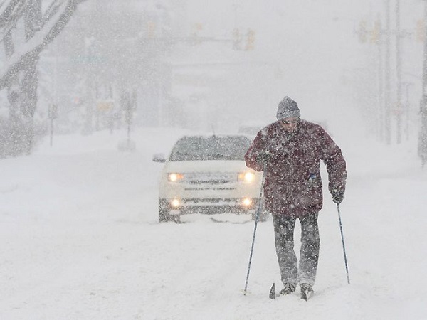 Nhiều nơi ở Bắc Mỹ, tuyết rơi dày. Do đó, nhiều người nảy ra ý định trượt tuyết ngay trên đường phố, thay vì phải đi xa như trước đây.