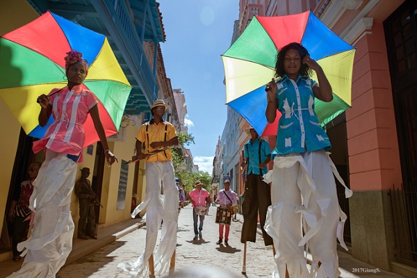 Nghệ sĩ đi cà kheo nhảy múa trên những con đường lát đá ở khu phố cổ trong lễ hội Parade in Havana.