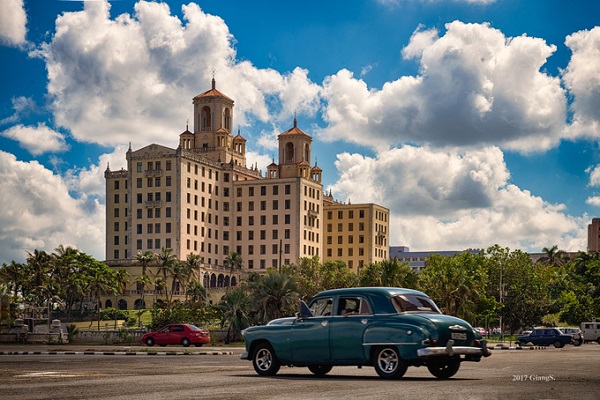 Một góc khác tại thành phố Havana, vẫn là sự xuất hiện của những chiếc xe cổ đầy bản sắc, đằng sau là sự hiện đại hóa của thành phố thời kỳ dần mở cửa ra với thế giới.