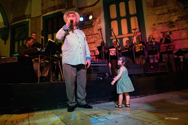 Tận hưởng một đêm nhạc Mỹ Latin sôi động là điều không thể thiếu khi du khách đặt chân đến Cuba. Âm nhạc dường như đã ngấm vào máu và cuộc sống thường ngày của người dân nơi đây. Một khán giả nhí tự chạy lại chiêm ngưỡng ca sĩ và nhún nhảy theo nhạc.