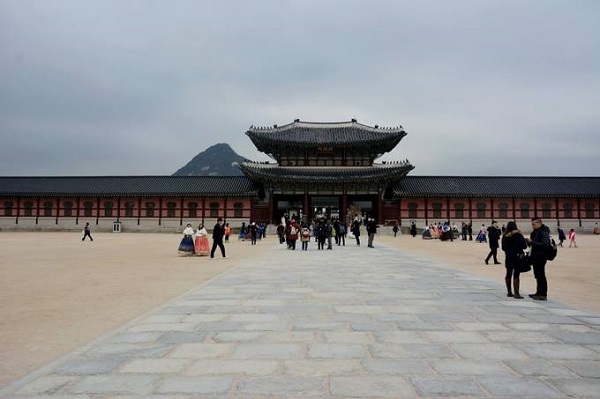 Giữa một đô thị hiện đại, người Hàn vẫn giữ lại viên ngọc di sản kiến trúc: Cung Cảnh Phúc. Nơi vua ngự với ngai "thiên tử" được bảo quản cẩn thận, phía sau là các gian nơi vua và phi tần sinh sống.