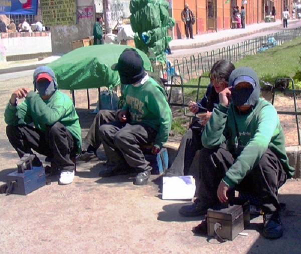 Những người đánh giày bịt mặt ở Bolivia. Ảnh: NeilsPhotography/Flickr.