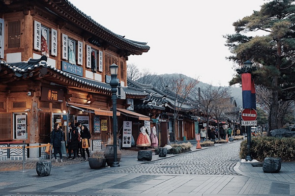 Một địa điểm người dân Hàn Quốc hay ghé thăm vào những ngày này đó là làng cổ Jeonju, cách Seoul tầm 3 tiếng. Không quá đông đúc ồn ào bởi khách du lịch, Jeonju luôn giữ được nét cổ kính với những ngôi làng cổ. Nằm giữa làng là đền Gyeonggijeon được vua thời Joseon xây dựng, cổ kính và uy nghiêm.
