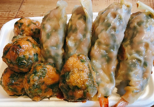 Đến làng cổ Jeonju, bạn nhất định phải thử mandu và bibimbap, hai món nổi tiếng của tỉnh này. Mandu hay còn biết như dumpling của người Hàn. Người dân địa phương rất yêu thích món ăn này nên đôi khi bạn phải xếp hàng khá dài mới tới lượt để thưởng thức.