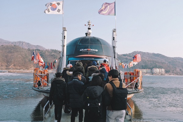 Không chỉ khách du lịch, mà ngay cả người Hàn cũng rất yêu thích đến đảo Nami. Hòn đảo này trở nên nổi tiếng ngay sau khi lên sóng cùng bộ phim Bản tình ca mùa đông vào năm 2002 - bộ phim gắn liền với nhiều thế hệ trẻ châu Á.