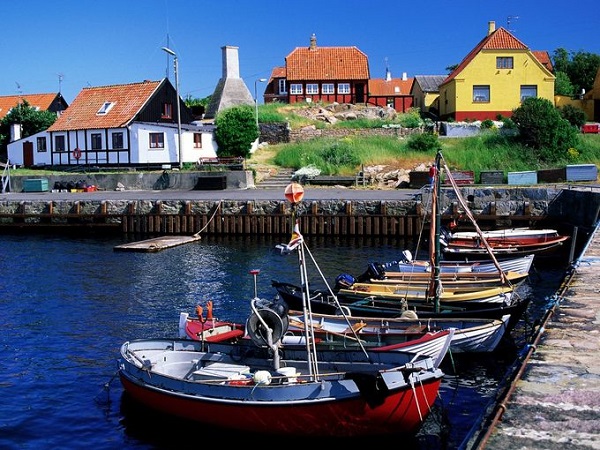 10 năm trước, Bornholm, cách Copenhagen (Đan Mạch) 30 phút bay, thu hút rất nhiều khách nội địa mà chủ yếu là học sinh hoặc người đã nghỉ hưu đi du lịch biển. Ngày nay, nơi này phát triển thành một trong những điểm đến ẩm thực nổi bật nhất vùng Scandinavia và hấp dẫn nhiều đầu bếp hàng đầu Đan Mạch. Trong số đó có đầu bếp René Redzepi, người đến đảo Bornholm để tìm nguyên liệu cho nhà hàng của ông. Còn đầu bếp Nicolai Nørregaard sinh ra ở Bornholm, làm việc tại Copenhagen, đã trở lại đảo và mở hai nhà hàng tại đây. Ảnh: FHWP.