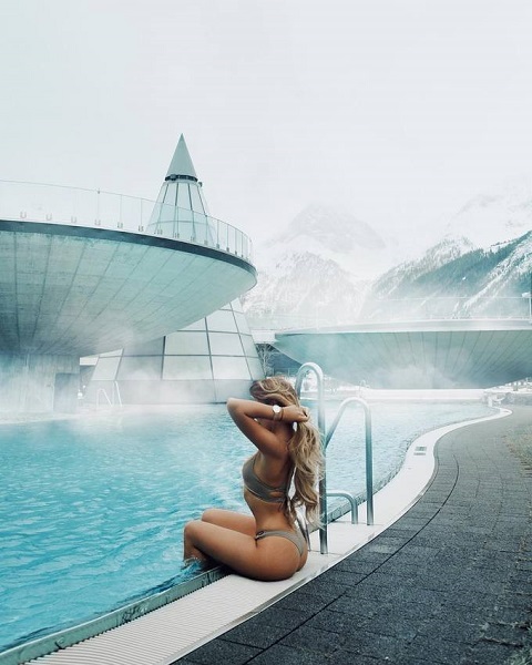 Nhiệt độ nước trong hồ bơi lúc nào cũng ở mức 34-36 độ C nên du khách có thể thoải mái ngâm mình dù giữa mùa đông lạnh giá - Ảnh: Yana Leventseva