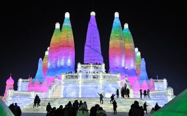 Nằm ở phía cực Bắc của Trung Quốc, nhiệt độ vào mùa đông ở Harbin luôn ở mức thấp nhất cả nước. Tuy nhiên, du khách vẫn ùn ùn kéo về thành phố này bất chấp thời tiết khắc nghiệt để chiêm ngưỡng những tác phẩm băng đăng khổng lồ.