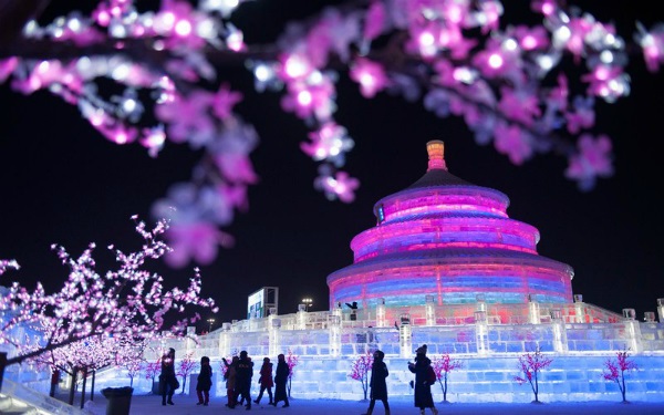 Năm nay, lễ hội kéo dài từ ngày 5/1 đến ngày 28/2 với nhiều hoạt động hấp dẫn diễn ra trên khắp thành phố. Tới Harbin những ngày này, du khách sẽ cảm thấy giá lạnh được xua tan dần bởi không khí nhộn nhịp do các hoạt động du lịch đem lại.
