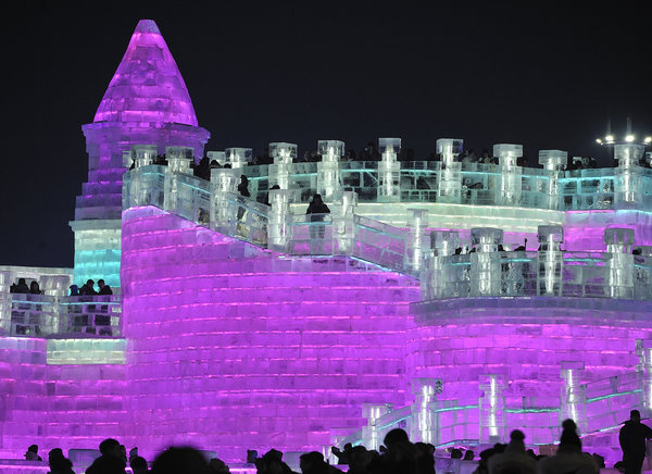 Các tác phẩm này được làm từ 240.000 khối băng, được lấy từ dòng sông Songhua. Mỗi năm, lễ hội đón hàng triệu du khách từ khắp nơi trên thế giới. Năm ngoái, con số này là 18 triệu người, đem lại 4,4 tỷ USD thu nhập cho nước này.