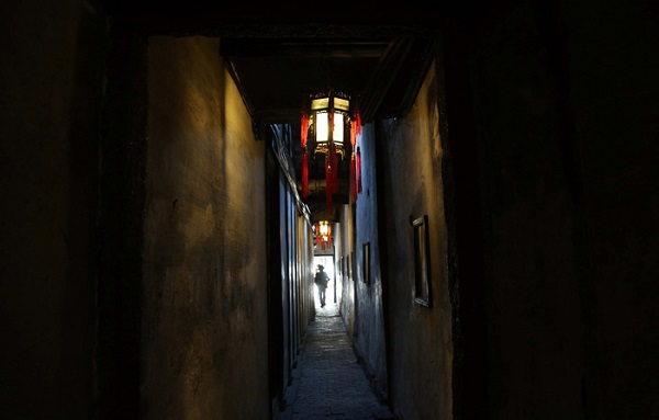 Một con đường nhỏ hẹp leo lét ánh đèn ở cổ trấn Châu Trang. Ảnh: Nguyên Khôi
