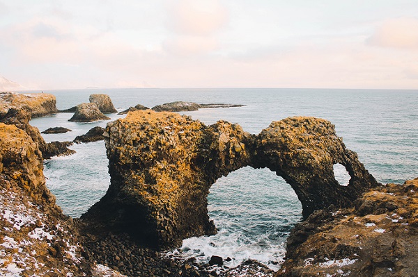 Hành trình của bạn sẽ không thể thiếu điểm dừng chân có tên Gatklettur – Arch Rock. Đây là kiến trúc đá tự nhiên vắt mình giữa biển. Bên cạnh đó, một chuyến đi dọc bờ biển cũng sẽ đem lại cho người yêu thiên nhiên những trải nghiệm thú vị như cơ hội ngắm loài chim quý Kittiwake.