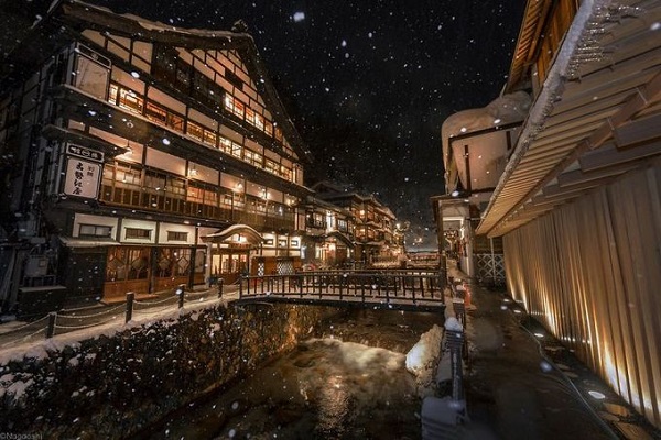 Với những ngôi nhà có kiến trúc cổ xưa nằm san sát, Ginzan Onsen tạo cho du khách cảm giác ấm áp, phảng phất không khí thời đại Taisho khi bùng nổ văn hóa, trào lưu phương Tây ở Nhật