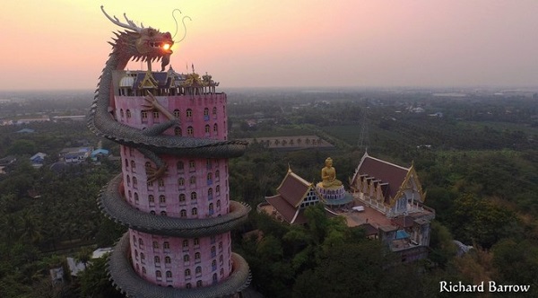 Cách Bangkok khoảng 40 km về phía Tây, đền Wat Samphran thuộc huyện Samphran để lại ấn tượng mạnh với bất kỳ ai lần đầu tiên đến đây bởi con rồng khổng lồ cuốn quanh tòa tháp màu hồng cao 17 tầng - Ảnh: Richard Barrow