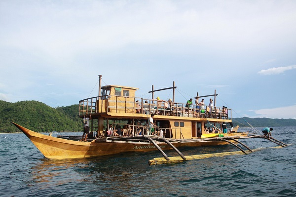 Thuyền chở khách ra Ariel's Point - Ảnh: Dương Quán Hạ