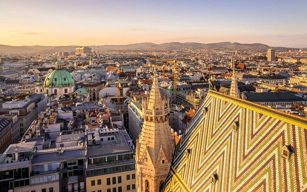 Vienna, Áo: Thủ đô Vienna của nước Áo nổi bật với lối kiến trúc Habsburg, những khu vườn Baroque, đường phố rải sỏi cùng cung điện hoàng gia, lâu đài cổ và nhiều công trình lịch sử có giá trị. Tuy nhiên, Unesco đang lo ngại rằng các dự án hiện đại, căn hộ cao cấp, khách sạn có khả năng sẽ hủy hoại không gian lịch sử của thành phố này. Ảnh: Pintai Suchachaisri/Getty.