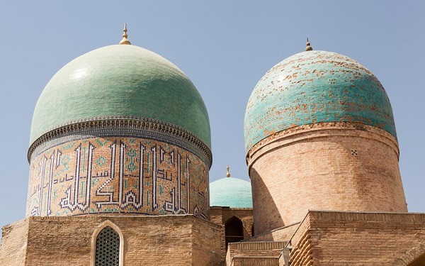 Trung tâm lịch sử của Shakhrisyabz, Uzbekistan: Cách Samarkand 90 phút lái xe về phía Nam là Shakhrisyabz, một thành phố 2.000 năm tuổi của vùng Kesh. Ở đây, du khách sẽ tìm thấy bức tường thời Trung cổ, đền thờ Hồi giáo có mái vòm màu xanh lam, cùng nhiều kiểu kiến trúc đa dạng. Tuy nhiên, nơi đây đang chịu sức ép lớn từ vấn đề phát triển cơ sở hạ tầng du lịch. Ảnh: VW Pics/Getty.