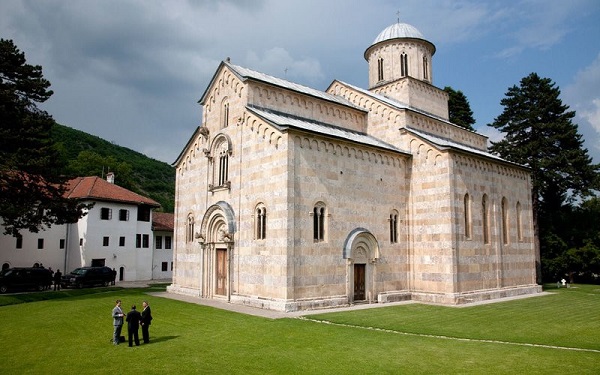Di tích thời trung cổ ở Kosovo: Kosovo tuyên bố độc lập từ Serbia vào năm 2008. Khu vực di tích thời trung cổ ở Kosovo được Unesco công nhận là di sản thế giới bao gồm 4 nhà thờ, tu viện với các mái vòm và những bức tranh tường, biểu tượng của văn hóa tôn giáo Byzantine trên bán đảo Balkan phát triển từ thế kỷ 13 đến thế kỷ 17. Tuy nhiên, khu vực di tích này đang bị đe dọa bởi sự bất ổn chính trị của vùng. Ảnh: Ullstein bild/Getty.
