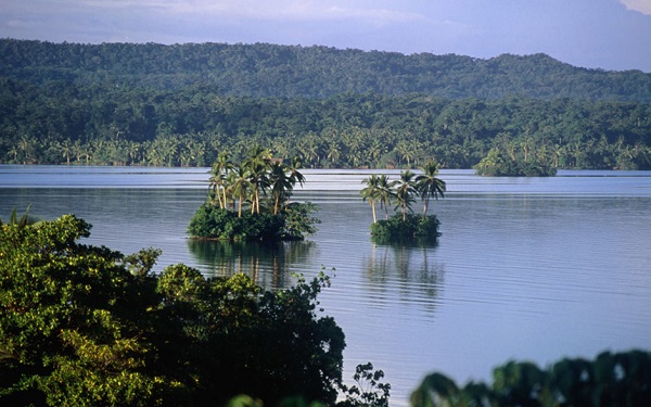 Đông Rennell, quần đảo Solomon: Unesco ước tính có khoảng 62 di sản văn hoá thế giới bị đe doạ bởi biến đổi khí hậu, trong đó có Đông Rennell ở đảo Rennell, hòn đảo cực nam của quần đảo Solomon, Tây Thái Bình Dương. Nơi đây có rạn san hô vòng lớn nhất thế giới với chiều dài 86 km và rộng 15 km cùng nhiều loài sinh vật đặc biệt đang chịu các tác động tiêu cực từ biến đổi khí hậu. Ảnh: Peter Hendrie/Getty.