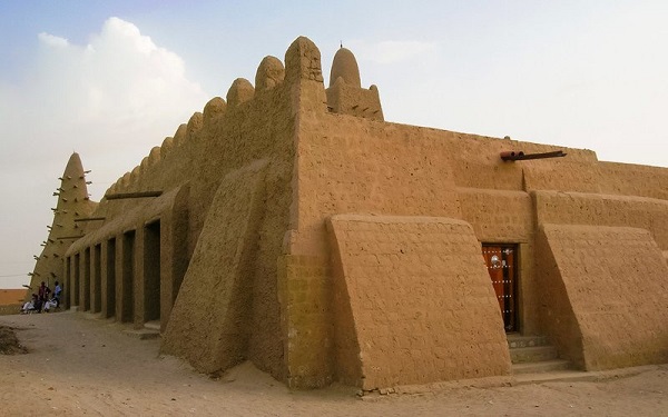 Timbuktu, Mali: Di sản thế giới gồm 3 nhà thờ Hồi giáo bằng đất là Djingareyber, Sankore và Sidi Yawhia ở Timbuktu vốn là một diểm đến thu hút khách du lịch trong một thời gian dài. Tuy nhiên, trong những năm gần đây "thành phố vàng" ở rìa sa mạc Sahara này đang chịu những ảnh hưởng tiêu cực từ quá trình sa mạc hoá. Ảnh: Luis Dafos/Getty.