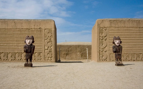 Chan Chan, Peru: Nằm trên bờ biển Thái Bình Dương ở phía tây bắc Peru là phần còn lại của Chan Chan, thành phố đất khổng lồ là thủ đô của vương quốc Chimu. Trong thời hoàng kim khoảng 600 năm trước, nơi đây là thành phố lớn nhất châu Mỹ với dân số khoảng 60.000 người. Di tích còn sót lại của thành phố là các bức tường bằng đất dày đặc biệt tách ra 9 thành lũy, khu vực đền thờ, nhà ở và đường hầm. Nơi đây bị bỏ hoang vì thiếu nước, nhưng ngày nay những cơn mưa thường xuyên đang dần khiến thành phố biến mất. Ảnh: Danita Delimont/Getty.