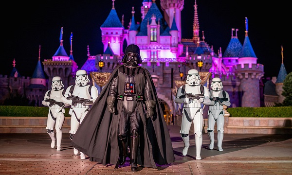 Season of the Force tại Disneyland: Từ 13/1 đến 25/3, Disneyland ở Paris tổ chức " Season of the Force", hứa hẹn mang đến cho du khách không gian ngoạn mục cùng các màn trình diễn và sự kiện theo chủ đề trong bộ phim Star Wars. Tham gia sự kiện, du khách sẽ có cơ hội diễu hành cùng các chiến binh và gặp gỡ Darth Vader. Ảnh: Entertainmentearth.