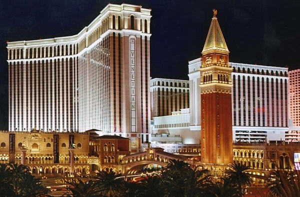 Venetian Casino: Đây là khu nghỉ mát sòng bạc lớn nhất trên thế giới, nổi bật với trung tâm mua sắm và khách sạn 3.000 phòng cùng những con phố mô phỏng theo Venice của Italy. Bên cạnh đó, nơi đây còn có không gian sòng bạc rộng hơn 50.000 m2 với 640 bàn chơi bạc cùng 1.760 máy đánh bạc được thiết kế riêng cho thị trường châu Á. Ảnh: Worldbestdestinations.