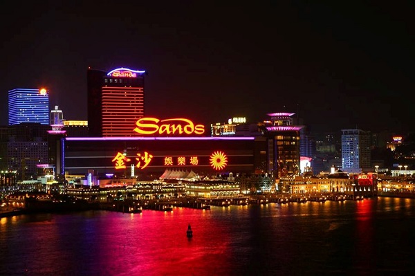 Sands Macau: Sands là sòng bạc mang phong cách Las Vegas đầu tiên ở Macau, có diện tích khu chơi bạc rộng hơn 23.000 m2 với khoảng 200 bàn chơi bạc và hơn 1.000 máy đánh bạc. Sands Macau nằm ở khu vực trung tâm thành phố, cạnh bến phà Macau/Hong Kong và thường hút khách hơn vào dịp cuối tuần. Ảnh: Tripsavvy.