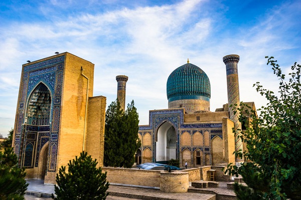 Lăng mộ Gur-Emir, điểm du lịch nổi tiếng ở thành phố Samarkand. Đây là nơi chôn cất Tamerlane, vị vua tàn bạo từng giết chết 5% dân số thế giới. Nơi đây được trang trí bởi rất nhiều vàng và các viên ngọc bích cỡ lớn, giờ mở cửa đón khách từ 9h.