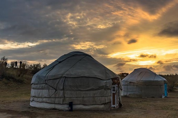 Sa mạc Kyzylkum có diện tích 300.000 km2. Du khách có thể tới đây và trải nghiệm việc dựng lều, cắm trại qua đêm tại sa mạc lớn thứ 16 trên thế giới này.