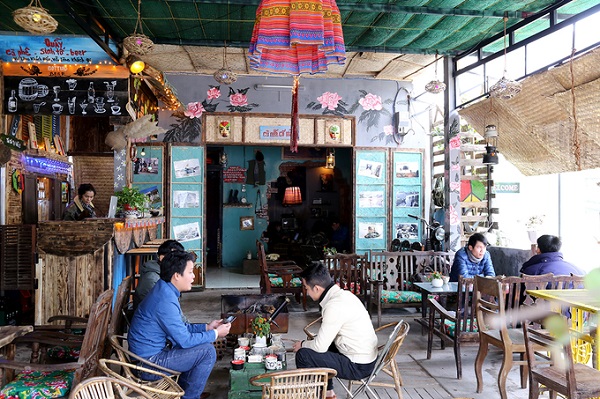Quán cà phê có không gian không quá rộng, chia làm hai phần, ngoài và trong, nằm tại một con đường yên tĩnh ở trung tâm TP Đông Hà (Quảng Trị).