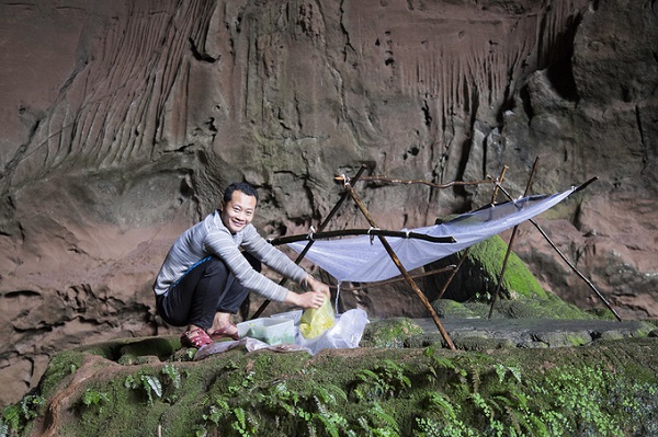 Bên trong hang Pygmy có một dòng nước chảy từ trên trần hang xuống, được sử dụng làm nước uống, nấu ăn và sinh hoạt.