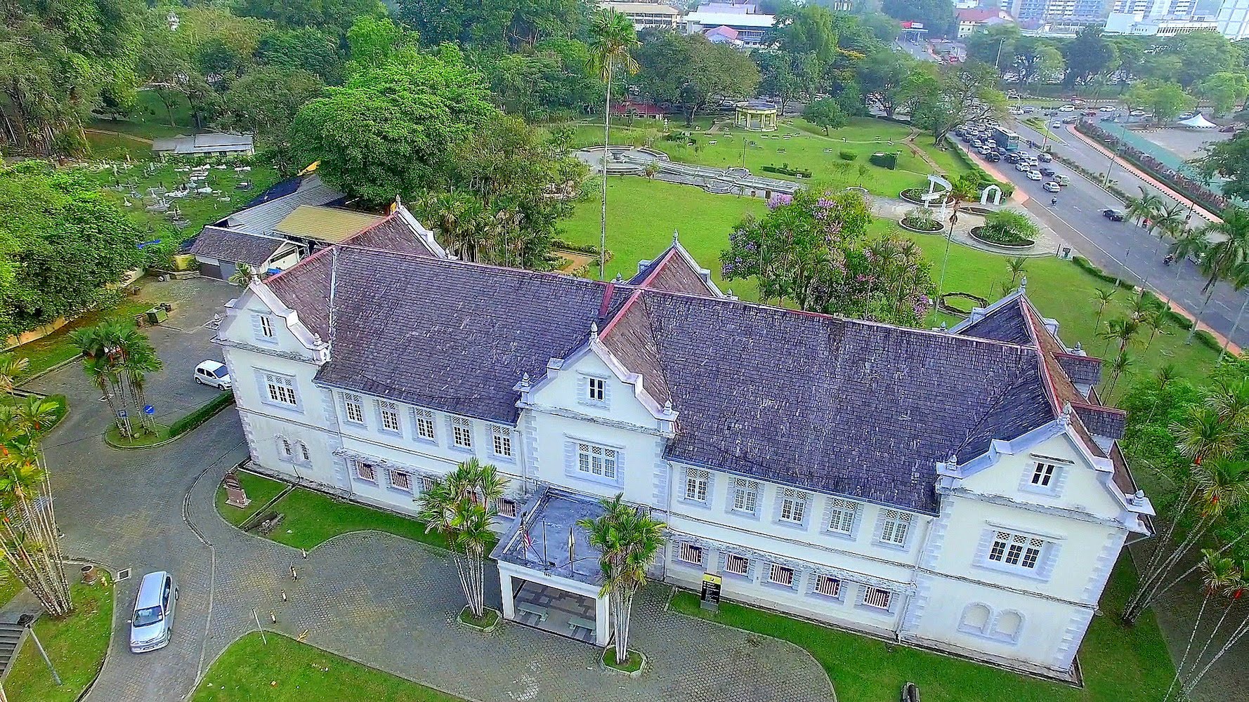 Sarawak Museum vốn là một trong những bảo tàng tốt nhất ở châu Á, với các hiện vật trưng bày về dân tộc, lịch sử thiên nhiên, các món đồ tạo tác của người Malaysia và đồ sứ Trung Hoa.
