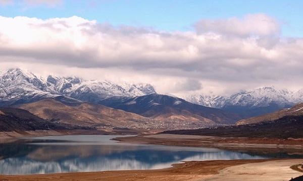 Ngoài ra, Uzbekistan cũng được thiên nhiên ưu ái. Hồ Charvak ở Bostanliq, bắc Tashkent bao bọc bởi núi Ugam (phía bắc), Pskem (phía đông) và Chatkal (phía nam) hình thành sau khi xây dựng đập đá cao 168 m của Thủy điện Charvak trên sông Chirchiq. Mỗi mùa nơi đây mang một vẻ đẹp khác nhau. Mùa hè nắng đẹp, nước hồ xanh biếc màu ngọc bích, mùa đông thì trở nên hấp dẫn nhờ dãy núi tuyết làm nền. Nhiều khách sạn trong 6 ngôi làng gần hồ gồm: Yusufhona, Burchmulla, Nanay, Chorvoq, Sidjak, Bogustan đón khách du lịch quanh năm. Ngoài ra, đây cũng là một trong những nơi lý tưởng để trải nghiệm môn thể thao dù lượn - Ảnh: Ashraf_DICE
