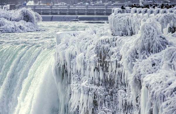 Thác Niagara bao gồm 3 thác riêng biệt: thác Horseshoe (Canada), thác Mỹ và một thác nhỏ hơn gần đó là thác Bridal Veil. Dù không cao nhưng thác Niagara rất rộng lớn và trở thành cảnh quan không thể bỏ qua khi tới Canada, mỗi năm thu hút rất đông khách du lịch.