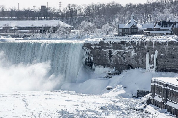 Nhiều nơi trên thác Niagara đóng băng khi không khí lạnh cực mạnh tràn qua nước Mỹ, khiến nhiệt độ hạ xuống -67 độ C. Đây là nhiệt độ thấp kỷ lục khiến phần lớn các ngọn thác đều "hóa đá", phủ một màu trắng xóa như trong truyện cổ tích.