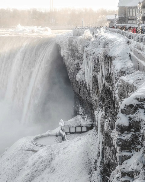 Những giọt nước đổ xuống mặt sông băng lập tức bị đóng băng, tạo thành những cột nước hình thù sống động. Do nằm ờ vĩ độ cao nên cảnh tượng thác Niagara đóng băng không hiếm gặp. Tuy nhiên, đây vẫn là trải nghiệm khó quên cho những ai lần đầu tới đây.