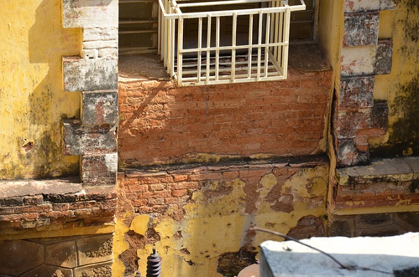 Nhiều mảng tường của thuỷ đài đã tróc, để lộ lớp gạch và không còn lớp sơn như ban đầu.