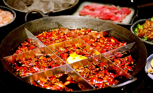 Cuối cùng, chuyến khám phá thành phố không thể thiếu được các món ăn. Trùng Khánh là một trong những nơi người dân ăn cay nhất ở Trung Quốc với các món ăn "đỏ lòm" vì ớt.