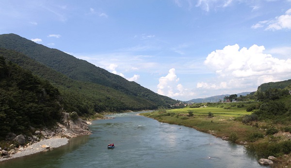 Sông Gyeonghogang: Con sông dài 32 km với dòng nước trong và cảnh quan hai bên bờ thanh bình. Dòng sông đã từng đi vào nhiều bài thơ của các thi sĩ. Vào mùa hè, dòng nước chảy nhanh hơn, du khách có thể trải nghiệm đi trên những chiếc bè dọc sông để ngắm cảnh. Ảnh: Sancheong .