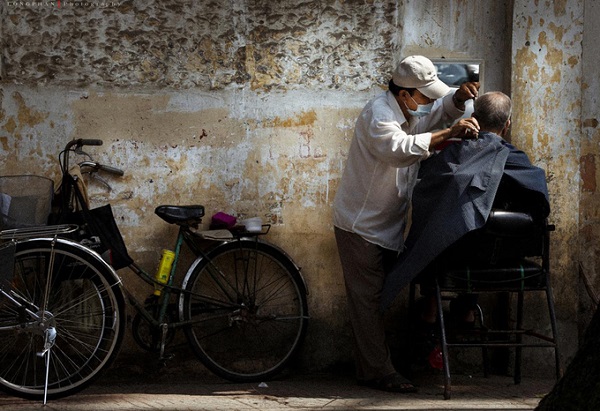 Bên cạnh sự nhộn nhịp và đông đúc, nhiều nhiếp ảnh gia chọn thể hiện Sài Gòn bình yên qua hình ảnh như thợ hớt tóc, xóm đường tàu, các con hẻm, làng nghề... Ảnh: Phan Tuấn Long.