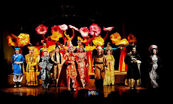 Buổi diễn cải lương tại một sân khấu ở Sài Gòn. Ảnh: Huỳnh Mỹ Thuận.