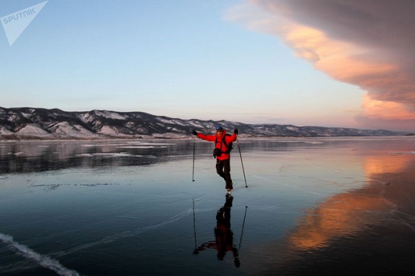 Du khách chơi trượt băng trên mặt hồ Baikal đóng băng - Ảnh: Sputnik/Kirill Shipitsyn