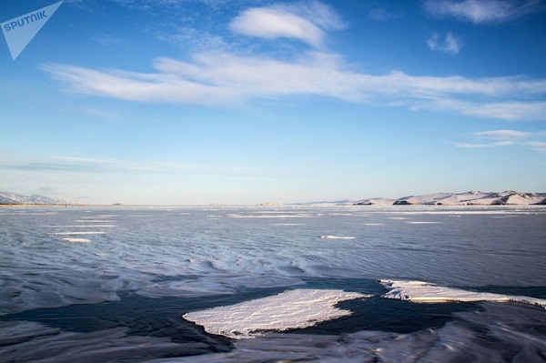 Quang cảnh mặt hồ Baikal đóng băng thuộc vùng Irkutsk, Siberia, Nga - Ảnh: Sputnik/Kirill Shipitsyn