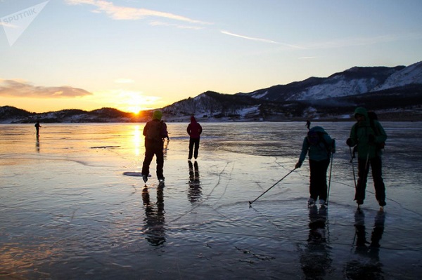 Một nhóm du khách trượt băng trên mặt hồ Baikal đóng băng - Ảnh: Sputnik/Kirill Shipitsyn