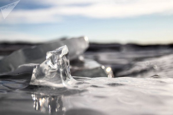 Tinh thể băng mặt hồ Baikal tinh khiết như pha lê - Ảnh: Sputnik/Kirill Shipitsyn